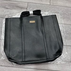 Brand new carolina herrera bag 😍